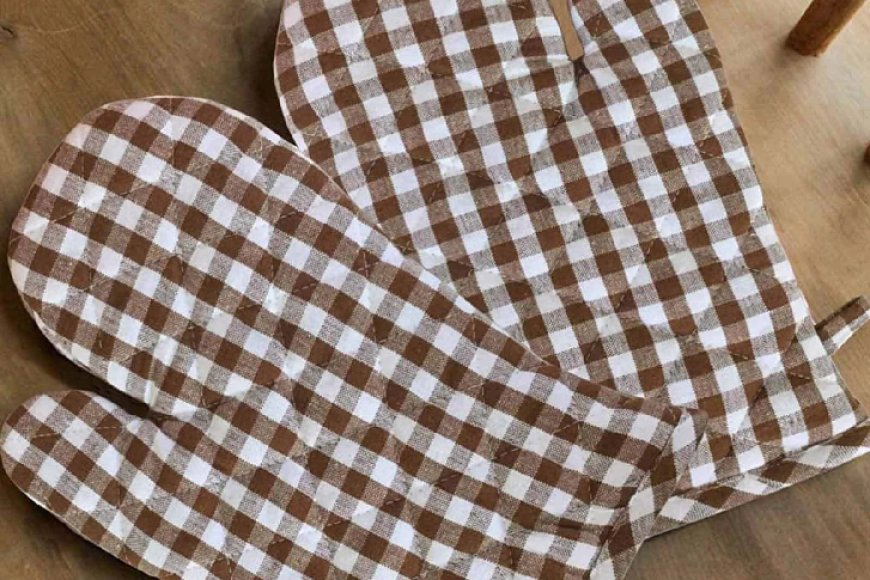 Checkered Brown &amp; White Cotton Oven Gloves (Set of 2) At just Rs. 139 [MRP 699]