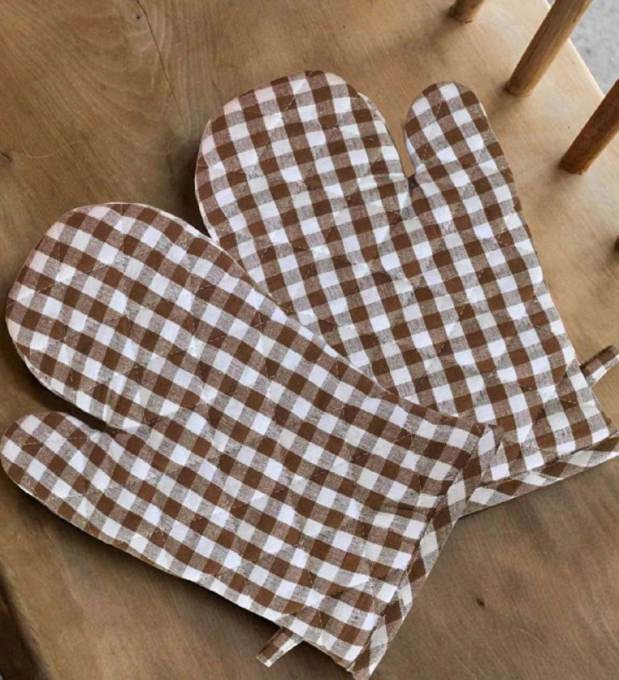 Checkered Brown & White Cotton Oven Gloves (Set of 2) At just Rs. 139 [MRP 699]